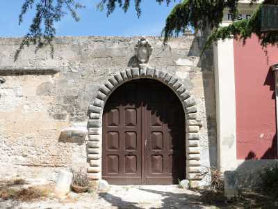 ...con un bel portale a tutto sesto inquadrato con bugnato a cuscinetto rustico